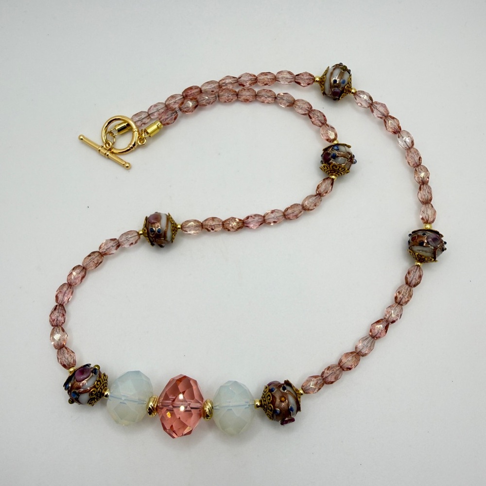 NWOT ~20" faceted glass, czech glass, and wedding‎ cake beaded necklace!